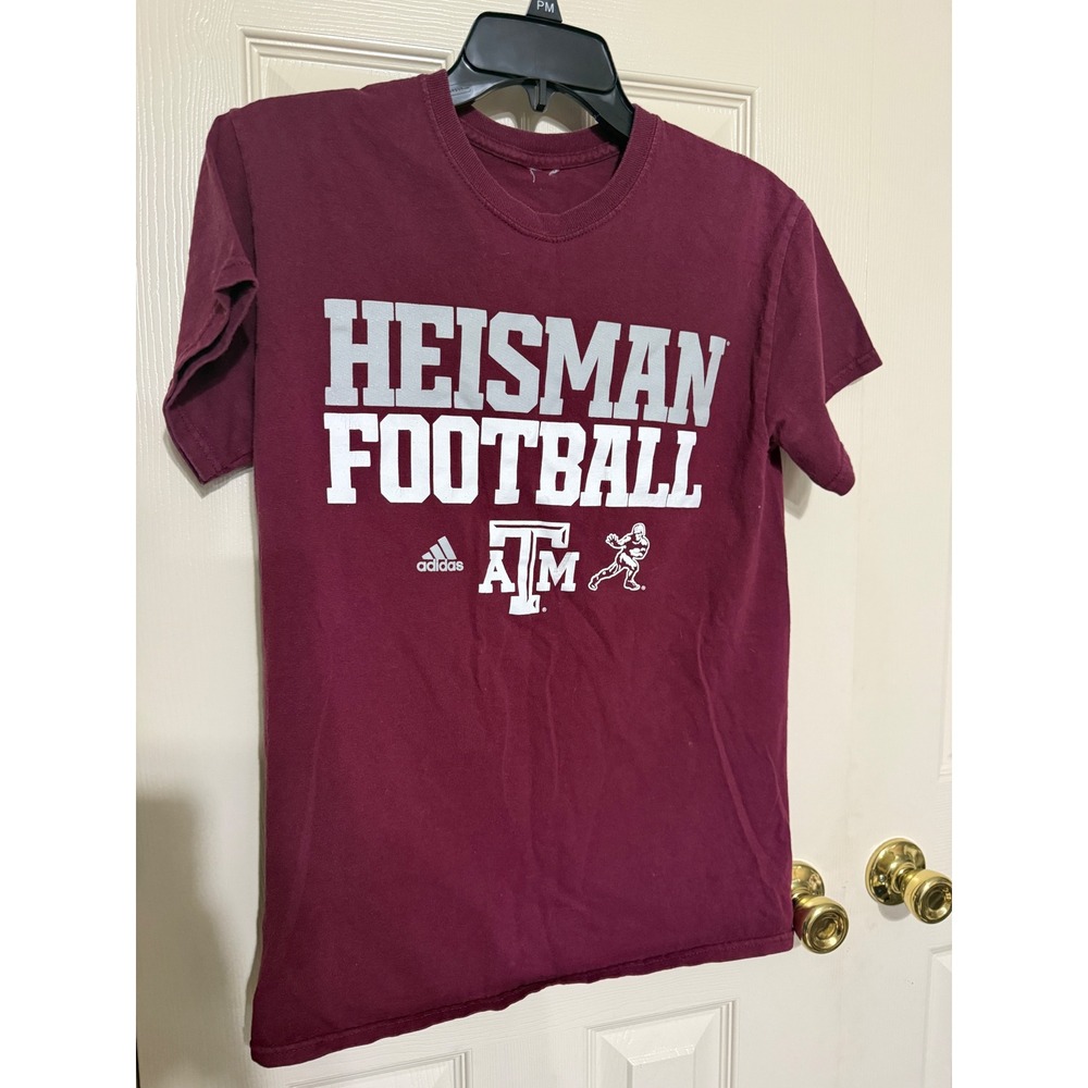Adidas Texas AM Aggies Heisman Football Maroon Graphic T-Shirt Mens Small